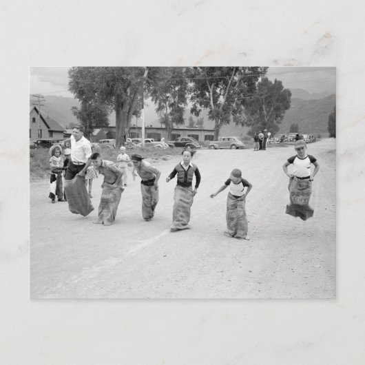 Sack Race, 1940 Briefkaart (Voorkant)