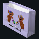 Sacs de cadeau de Chanukah de koala<br><div class="desc">Illustration graphique des ours de koala jouant des dreidels pour Chanukah. Célébrez chacune des huit nuits avec cet amusement, art animal, conception. Ces sacs de cadeau sont faits avec le papier de qualité de la meilleure qualité et imprimés avec l'encre vive pour faire le cadeau donnant vraiment spécial. Disponible dans...</div>