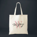Sacs fourre-tout de corail à lune de miel de<br><div class="desc">Sacs fourre-tout roses à lune de miel de monogramme du charbon WIFEY. Sac fourre - tout chic à budget avec la typographie élégante de calligraphie. Accessoire mignon de mariage pour la nouvelle épouse, la jeune mariée à être, les femmes et juste les filles mariées etc. de nouveaux mariés. Peut également...</div>