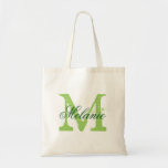 Sacs fourre-tout de mariage monogramme vert person<br><div class="desc">Sac fourre-tout de mariage monogramme vert pomme personnalisé pour l'équipage de la mariée. Design élégant logo de nom avec une lettre monogrammée initiale et stylisée typographie de calligraphie script. Jolie idée cadeau vintage pour la mariée d'être et épouse l'entourage. Faites-en un pour les demoiselles d'honneur, la servante d'honneur, le matron...</div>