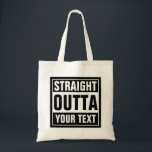 Sacs fourre-tout DE SORTIE DROITE personnalisés<br><div class="desc">Sacs fourre-tout DROITS SUR MESURE. Faites vos propres sacs d'achat DROIT OUTTA personnalisés. Design de typographie amusant avec de grandes lettres. Ajoutez votre propre ville, parodie ou citation à ce modèle / générateur de mèmes. Mignonne idée cadeau de mème en noir et blanc pour les hommes, les femmes et les...</div>