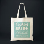 sacs fourre-tout mariages de l'équipe vintage | bl<br><div class="desc">sac fourre-tout de mariage de mariée vintage avec nom personnalisé. design chic vintage. Personnaliser pour les demoiselles d'honneur,  les filles de fleurs,  la servante d'honneur,  la mère de la mariée,  les invités,  etc. Texte de script élégant pour nom. Couleur bleu turquoise turquoise.</div>