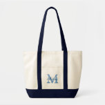 Sacs fourre-tout monogrammes de nom personnalisé a<br><div class="desc">Sacs fourre-tout monogrammes de nom personnalisé avec poches. Couleur bleu marine et blanche. Design élégant de logo avec des initiales monogrammées. Idée cadeau de faveur vintage pour mariée, filles de fleurs, femme d'honneur, mère de la mariée et demoiselle d'honneur aux mariages, douche nuptiale ou fête de bachelorette. Typographie de script...</div>