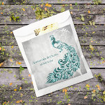 Sacs turquoises Peacock Botanical Wedding Favor<br><div class="desc">Ajoutez une touche de charme royal à votre célébration avec ce sac de mariage vert Peacock Turquoise, parfait pour les mariages d'été et les élégantes réceptions. Doté d'un paon gracieux entouré de fleurs botaniques blanches, ce design allie une beauté naturelle et un raffinement audacieux. Customisé avec les noms de mariée...</div>