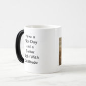 Safari Serenity: Verbluffende leeuw Afbeelding op Magische Mok (Voorkant links)