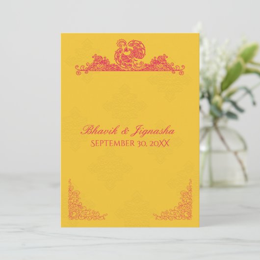 Saffraan en roze pauw Indiase bruiloft uitnodiging (Staand voorkant)