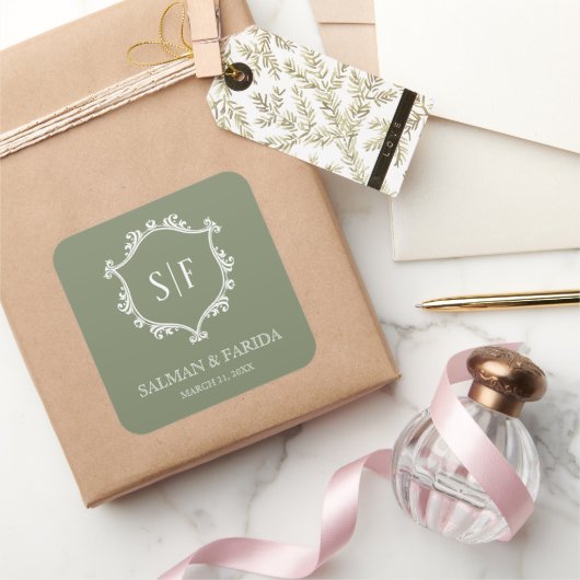 Sage Green and White Crest Monogram Wedding Vierkante Sticker (Geschenken)