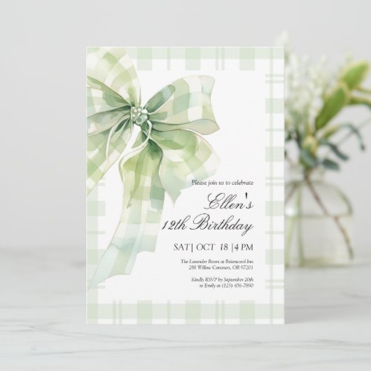 Sage Green Bow Invitation Anniversaire (Debout devant)