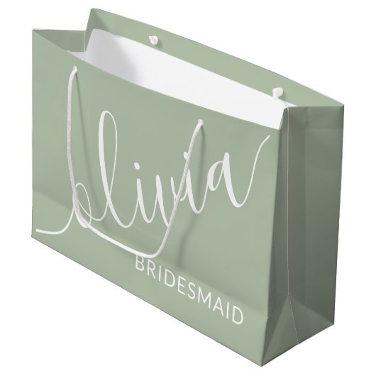 Sage Green Bridesmaid Modern Minimalistisch Script Groot Cadeauzakje (Voorkant Gekanteld)