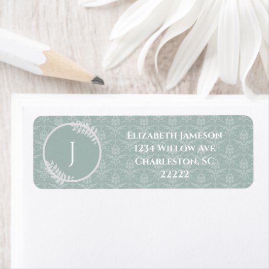 Sage Green Elegant Damask Étiquette (En situation)