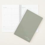 Sage Green Élégant Simple Minimaliste Personnalisé<br><div class="desc">Sage Green Elegant Simple Minimaliste Personnalisé Carnet avec votre nom et votre année en écriture moderne. Notre planificateur est là pour vous aider à atteindre vos objectifs. Il offre un moyen de rester organisé et de réfléchir à votre vie. Avec un design simple et sans date, vous pouvez utiliser ce...</div>