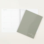 Sage Green Élégant Simple Minimaliste Personnalisé<br><div class="desc">Sage Green Elegant Simple Minimaliste Personnalisé Carnet avec votre nom et votre année en écriture moderne. Notre planificateur est là pour vous aider à atteindre vos objectifs. Il offre un moyen de rester organisé et de réfléchir à votre vie. Avec un design simple et sans date, vous pouvez utiliser ce...</div>