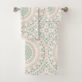 Sage Green en Peach Mandala Patroon Bad Handdoek (Insitu)