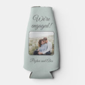 Sage Green Engagement Party We zijn verloofd Flesjeskoeler (Voorkant)