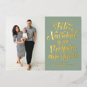 Sage Green Feliz Navidad Script Kerstfoto Folie Feestdagenkaart (Voorkant)