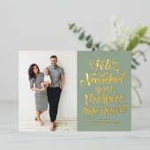 Sage Green Feliz Navidad Script Kerstfoto Folie Feestdagenkaart (Staand Voorkant)