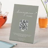 Sage Green Honeymoon Fund Cash QR Code Wedding Reclamebord Met Voetstuk (Insitu)