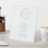 Sage Green Leafy Crest Monogram Let Love Sparkle Reclamebord Met Voetstuk (Insitu)