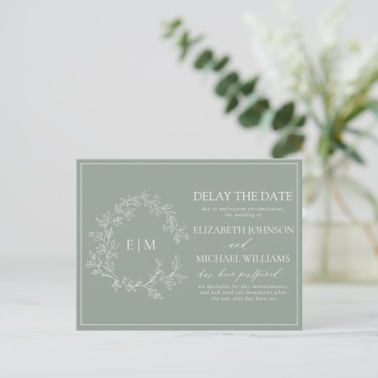 Sage Green Leafy Crest Monogram Vertraging Datum I Uitnodiging Briefkaart (Staand voorkant)