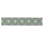 Sage Green Mandala met blad-geïnspireerd patroon Medium Tafelloper (Horizontaal)