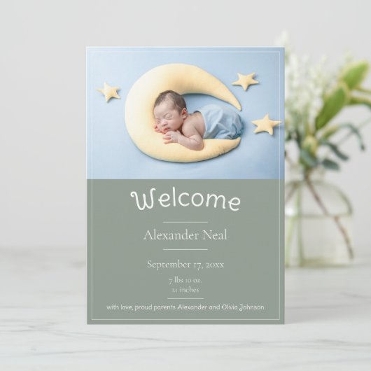 Sage Green Modern Foto geboorteaankondiging Aankondiging (Staand voorkant)