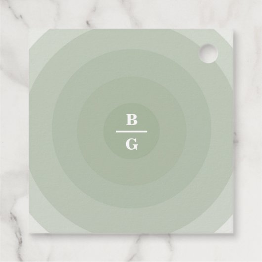Sage Green Modern Monogram Weddenschap Bedankjes Labels (Achterkant)