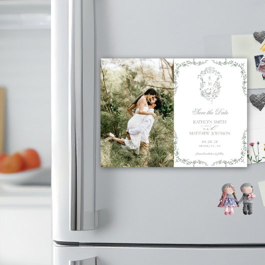 Sage Green Monogram Crest Sla de datum op Magnetische Uitnodiging