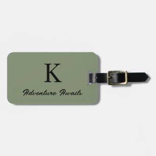 Sage Green Monograms Adventure wacht op een gesche Bagagelabel