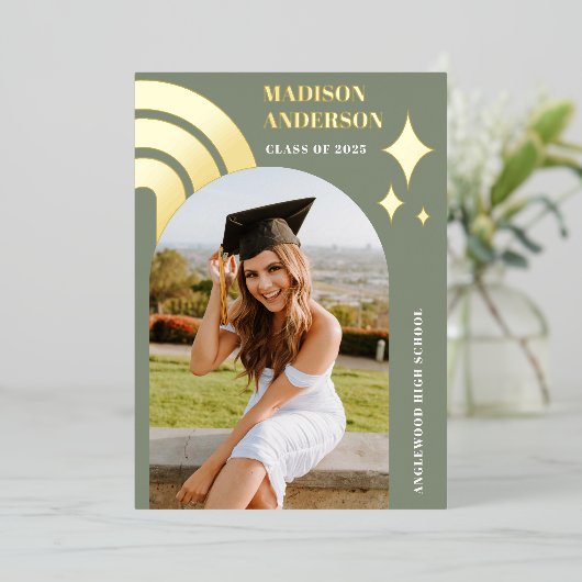 Sage Green Rainbow Arch and Stars Afstuderen Folie Uitnodiging (Staand Voorkant)