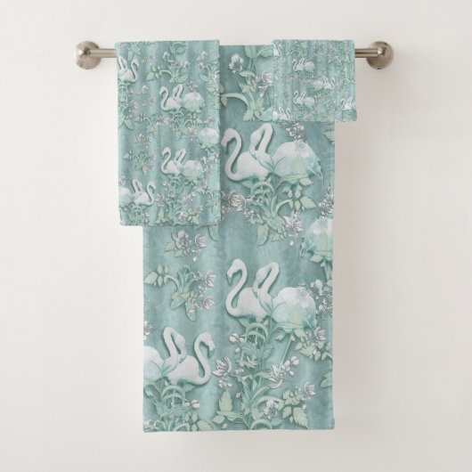 Sage Green Silk Drapes en Flamingos Flowers Bad Handdoek (Insitu)