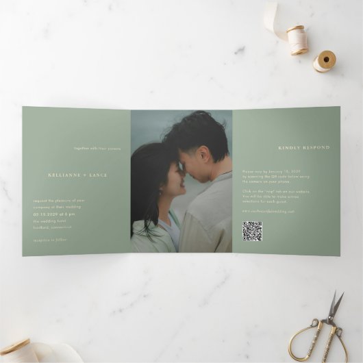 Sage Green Simple Photo QR Code Modern Wedding Drieluik Uitnodiging (Binnen)