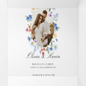 Sage Green Wildflower Trifold Bruiloft Uitnodiging (Binnenkant midden)