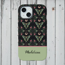 Sage Groen Luna Moths Maan Roze Bloemen Monogram iPhone 15 Hoesje