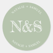 Sage Groen Minimalistisch & Elegant Bold Initialen Ronde Sticker (Voorkant)