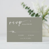 Sage Groen Modern Minimalistisch Script Bruiloft RSVP Kaartje (Staand voorkant)