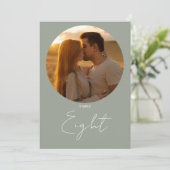 Sage Groen Modern Minimalistisch Script Tafelnumme Kaart (Staand voorkant)