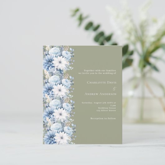 Sage groen stoffige blauwe bloemen bruiloft uitnod (Staand voorkant)