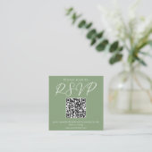 Sage Groen Wit Script QR Code Wedding RSVP Informatiekaartje (Staand voorkant)