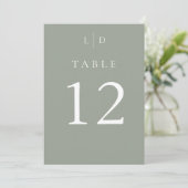 Sage Groene Chic Monogram Trouwtafel Nummers Kaart (Staand voorkant)