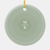 Sage Groene minimalistische cirkelgradiënt monogra Keramisch Ornament (Achterkant)