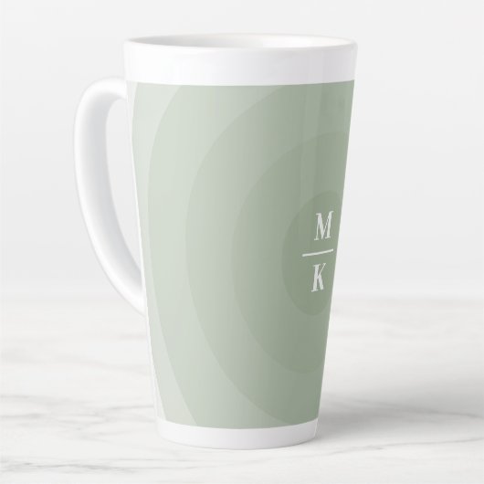 Sage Groene minimalistische cirkelgradiënt monogra Latte Mok (Linkerhoek)