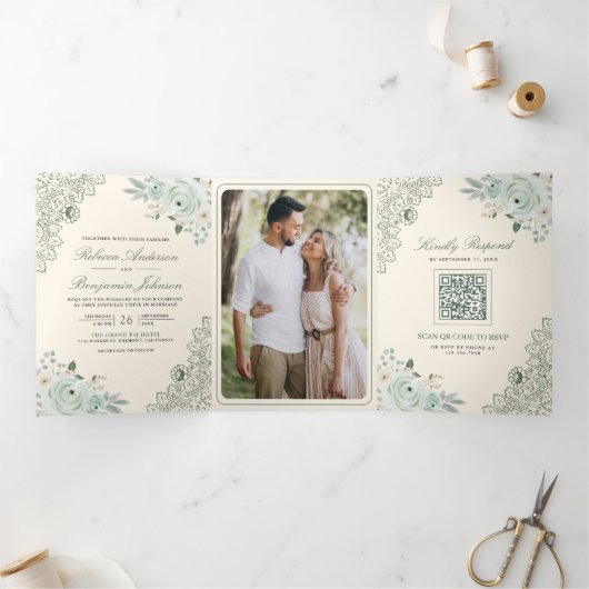 Sage Groene Rozen Kant Bloemencrème QR Code Bruilo Drieluik Uitnodiging (Binnen)