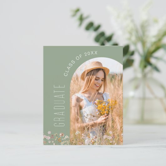 Sage Groene Wildbloem Afstudeerfeest Uitnodiging (Staand voorkant)