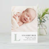 Sage Monogramme Faire-part de naissance bébé Carte (Debout devant)