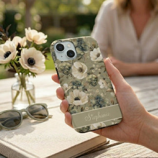 Sagegroen En Crème Gebloemde Gepersonaliseerde iPhone 15 Hoesje