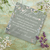 Sagegroene bloemige trouwcadeautas bedankjes labels