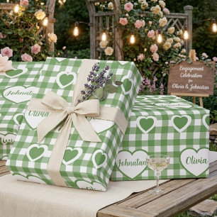 Sagegroene Gingham Harten Aangepaste Naam Koppel Cadeaupapier