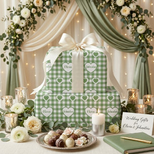 Sagegroene Gingham Harten Aangepaste Naam Koppel Cadeaupapier