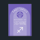 Sagittarius Zodiac Astrologie Signe Photo Date de<br><div class="desc">Personnalisez ce bouton avec une date de naissance et un nom. Un design personnalisé avec le signe zodiaque - Sagittaire - plus traits de personnalité, information et constellation. Personnalisez cette bougie d'anniversaire avec un nom et une date de naissance. Un design d'anniversaire personnalisé avec le signe zodiaque - Sagittaire -...</div>