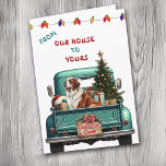 Saint Bernard Dog Retro Farm Truck Carte de Noël<br><div class="desc">Un pick-up bleu turquoise porte un arbre de Noël décoré et des paquets cadeaux sur le devant de cette jolie carte de Noël. Un beau chien de Saint Bernard donne sur la porte arrière. Un panneau en bois rustique sur le pare-chocs arrière dit "Cheer de Noël". En haut de la...</div>